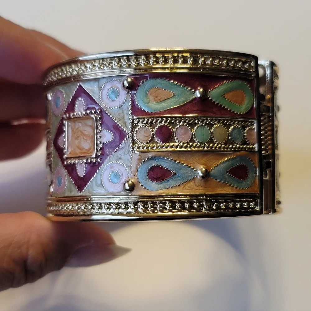 Egyptian Revival Enamel Cuff Bracelet, Goldtone, Vintage, Estate - Picture 5 of 10